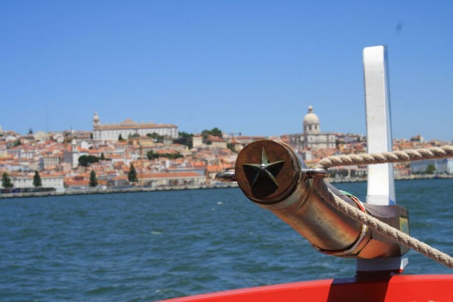 Lisbon: River Tagus Sightseeing Cruise in Traditional Vessel - Castelo de São Jorge, Sé Cathedral, and Santa Engrácia From the Water