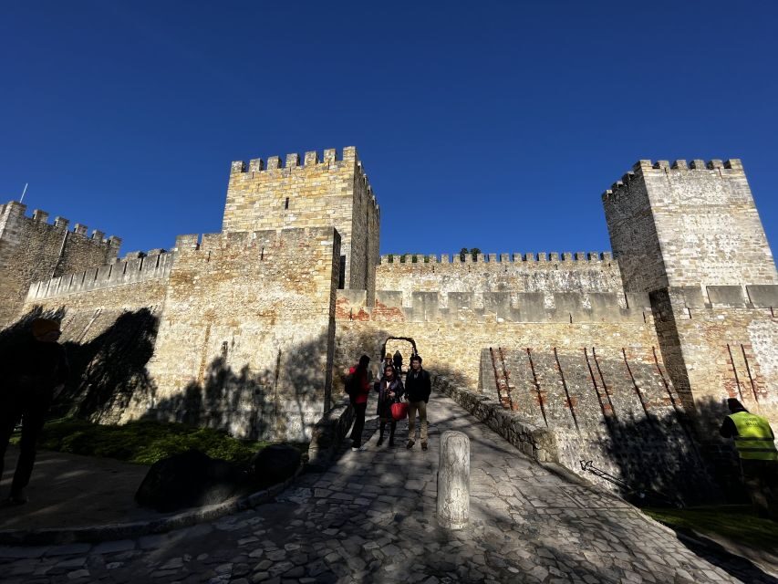 Lisbon: Saint George's Castle Entry Ticket and Guided Visit - Bird-Filled Walls and the Stories Your Guide Points Out