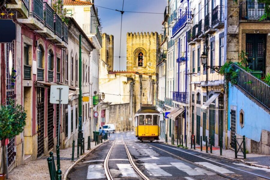 Lisbon: São Jorge Castle E-Ticket and Audio Guide - Walking the walls: Arco do Castelo, Ulysses tower, and Santa Luzia viewpoints