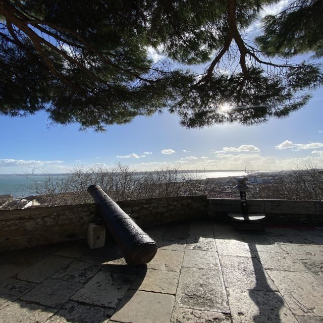 Lisbon: São Jorge Castle E-Ticket and Audio Guide - Stairs, slippery steps, and the walking reality
