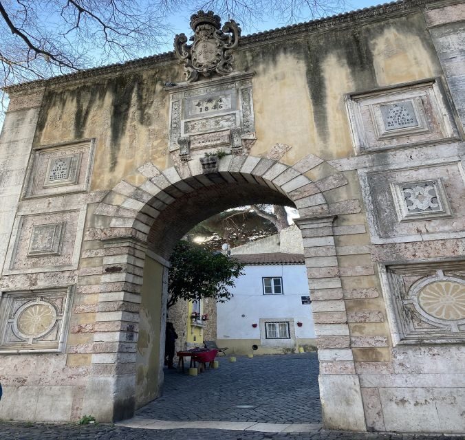 Lisbon: São Jorge Castle E-Ticket and Audio Guide - Audio guide setup that actually works: phones, storage, and headphones