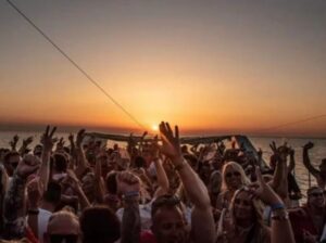 Lisbon: Sunset Boat Party Cruise with DJ and Open Bar - The Route You’ll See: From Commerce Square to Belém Tower