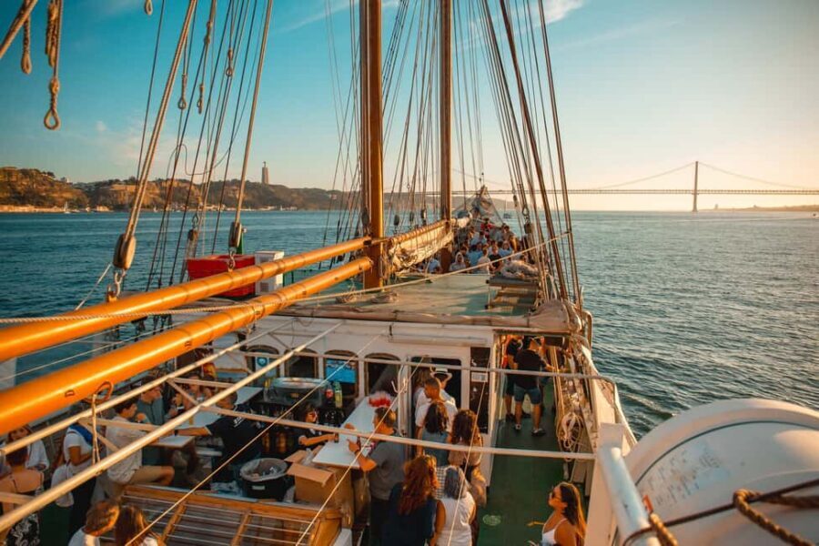 Lisbon: Sunset Boat Party with Live DJ and Night Club Entry - Key highlights worth booking for
