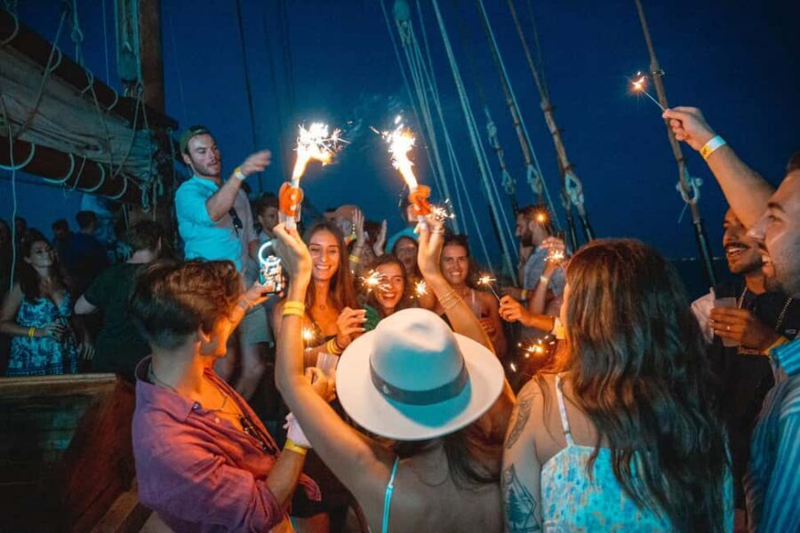 Lisbon: Sunset Boat Party with Live DJ and Night Club Entry - The live DJ and dance-floor vibe (and what music to expect)
