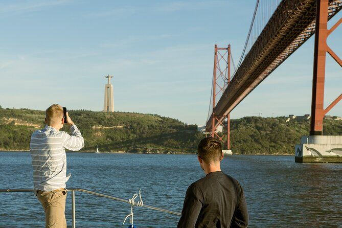 Lisbon: Sunset Catamaran Boat Tour with Music and Drinks - The 90 Minutes on the Tagus: Relaxed Timing, Sunset Focus