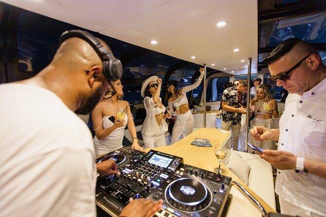 Lisbon – Sunset DJ & Porto Tonic Premium Boat Experience - Sunset DJ on the Tagus: what the party boat feels like