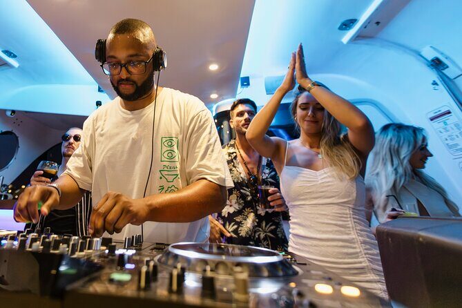 Lisbon – Sunset DJ & Porto Tonic Premium Boat Experience - Getting there at Ondas de Ângelo: how the start usually goes