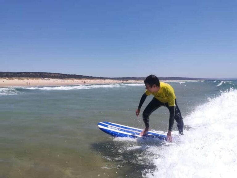 Lisbon: Surfing Lesson on Costa de Caparica Beach - Getting there: finding the Estacionamento meeting point