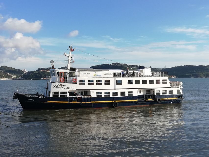 Lisbon: Tagus River Boat Tour with One Drink Included - Entering Estação Fluvial Sul e Sueste without stress