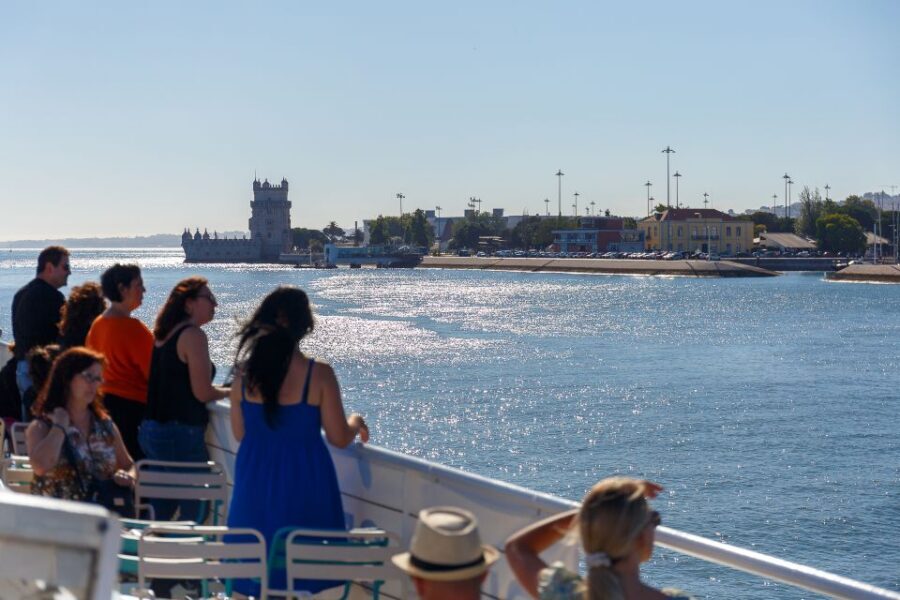Lisbon: Tagus River Boat Tour with One Drink Included - 25 de Abril Bridge: the moment you can’t fake