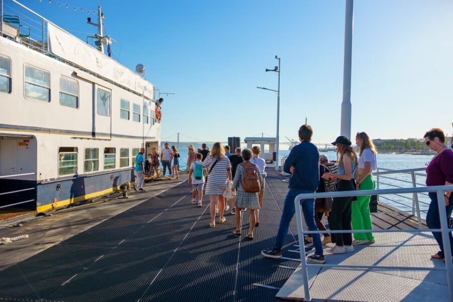 Lisbon: Tagus River Boat Tour with One Drink Included - Monument to the Discoveries: seeing the river’s story