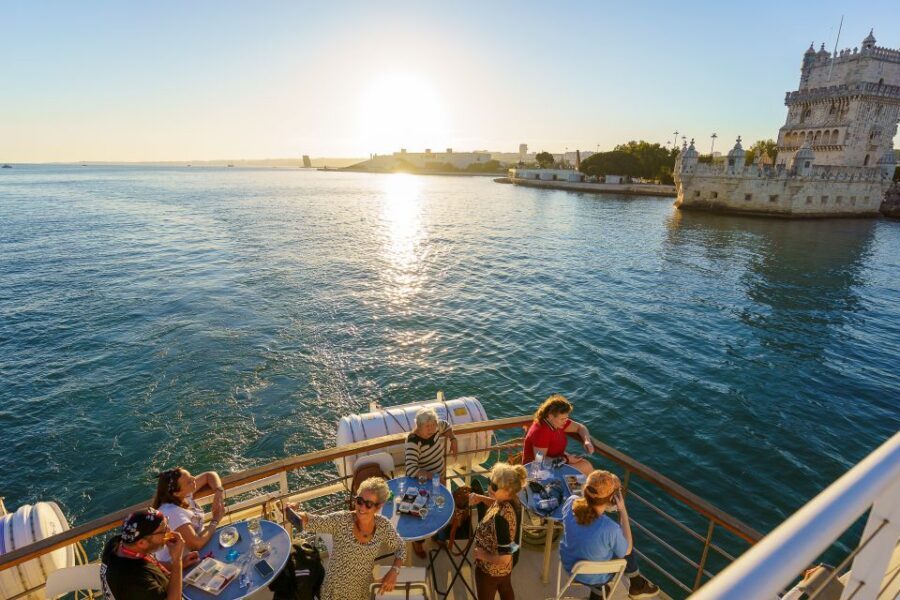 Lisbon: Tagus River Sunset Tour with Snacks and Drink - 25 de Abril Bridge Under the Lights: The 2,277-Meter Photo Moment