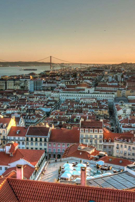 Lisbon's historic old town in a tuk-tuk in German - Calçada da Amália to the National Pantheon of Santa Engracia
