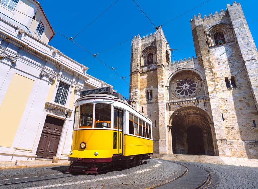Lisbon's historic old town in a tuk-tuk in German - São Vicente de Fora: a church visit that fits the route
