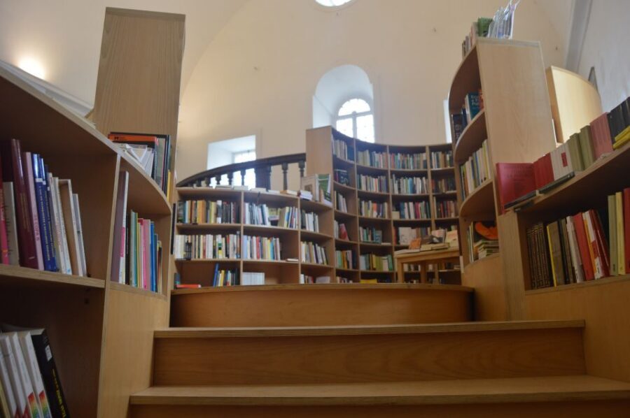 Óbidos: Medieval Tales & Secrets Spots Guided Walking Tour - Bookstores with history: Ler Devagar and beyond