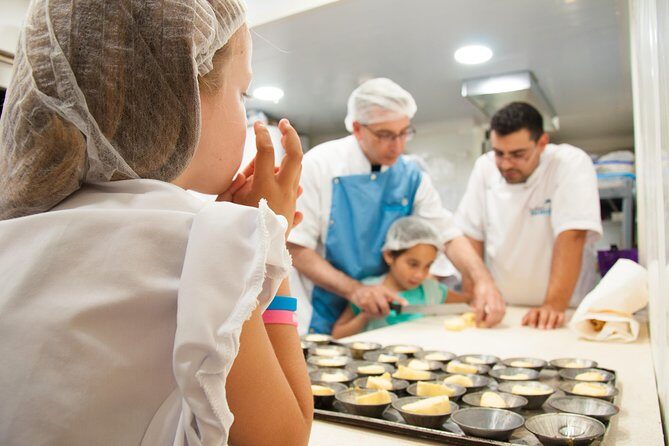 Pastel de Nata Masterclass at a Real Bakery in Downtown Lisbon - The best moment: tasting warm Pastéis de Nata with a drink