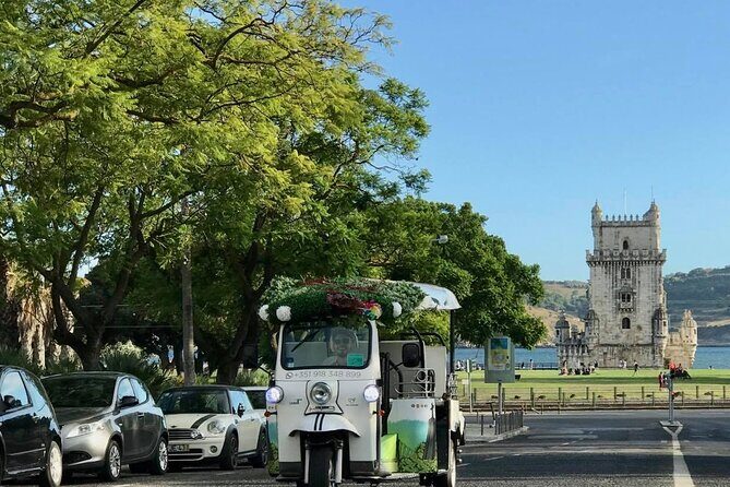 Private tuk tuk tour in old city Lisbon (Standard-1h30) - Graça and Panteão Nacional: dome views plus flea-market atmosphere nearby