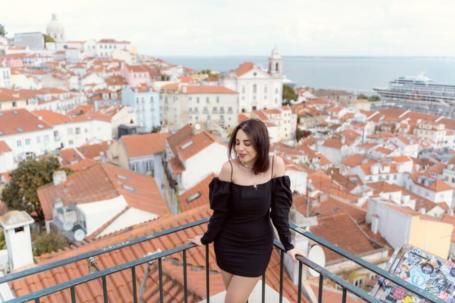 Romantic Photoshoot Experience for Couples in Lisbon - Practical tips to get natural photos in Alfama