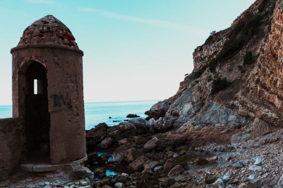 Sesimbra: Arrábida Beaches & Caves Boat Tour with Snorkeling - Praia do Inferno: the swim moment that people remember