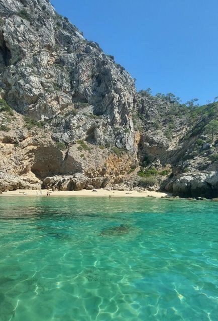 Sesimbra: Secret Bays and Beaches Boat Tour with Snorkeling - The 2.5-hour sailing rhythm: caves, cliffs, and calm coves