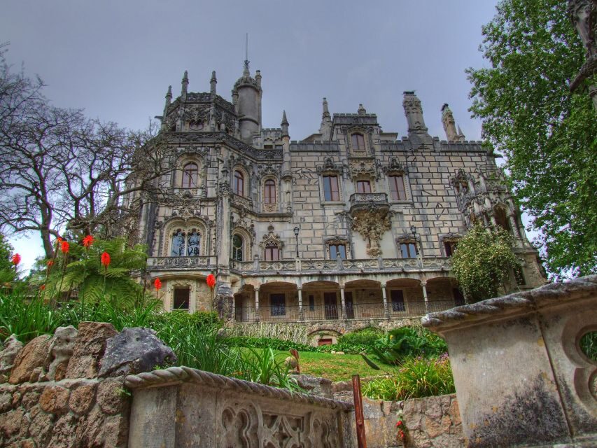 Sintra with a guide: Pena, Regaleira, Roca and Cascais - Old Sintra viewpoints: Royal Palace and Moorish Castle from the outside