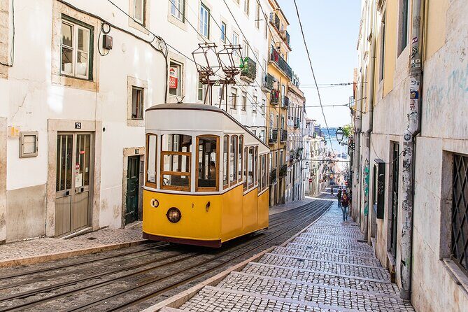 Tuk tuk experience through the historic neighborhood of Alfama - José Saramago Foundation and D. João I: Literary and Royal Anchors